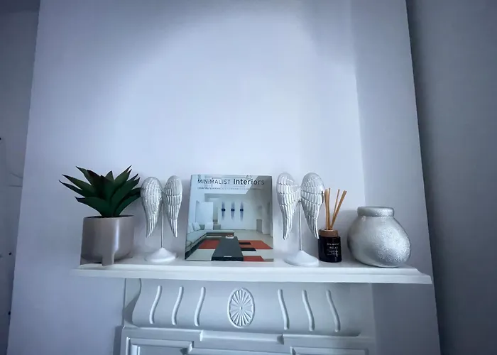 Artsy Minimalist Suite