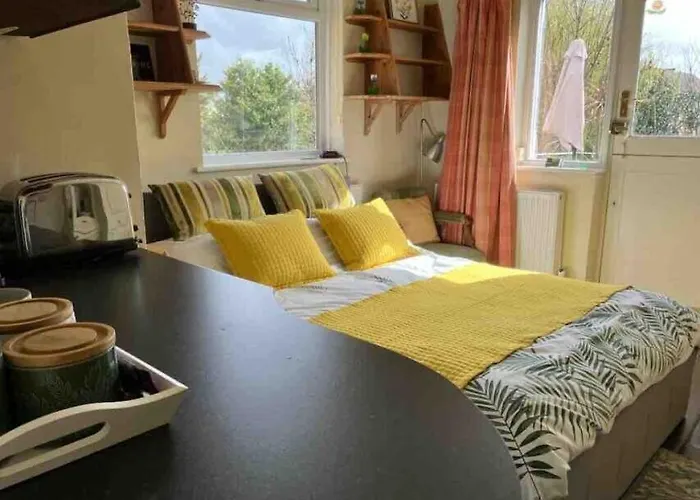 Entire Studio With Private Parking And Balcony